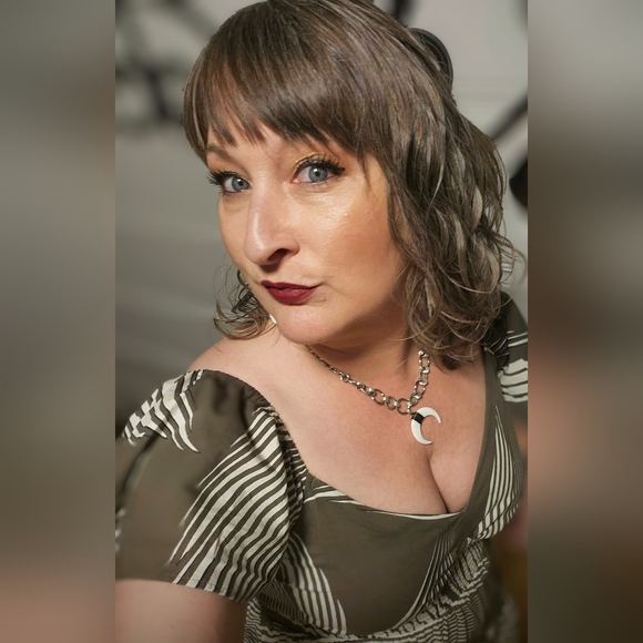 Meet your Posher, Alicia - Picture 2 of 2